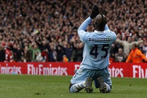 Balotelli dikeroyok...