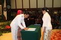 Jokowi diuji soal upah...