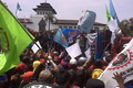 Buruh kepung kantor...