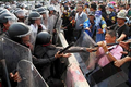 Bentrok, polisi Thailand...
