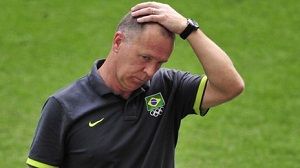Brasil pecat Menez dari...
