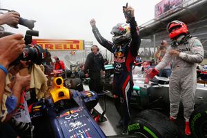 Vettel raih hattrick...