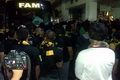 Kepung bus pemain, suporter...