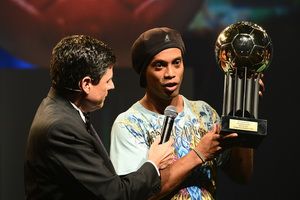 Ronaldinho raih penghargaan...