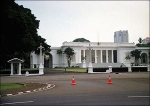 Andi mundur, Istana...