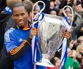 Wow, Drogba bagi-bagi...