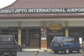 Hujan deras, Bandara...