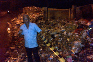 Sampah menumpuk, warga...