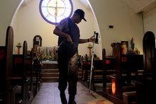 Brimob sisir gereja...