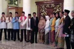 Abnon DKI pamerkan seragam...