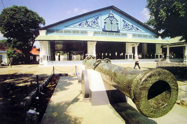 Dihadang prajurit bertombak