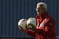 Lippi bantah gantikan...