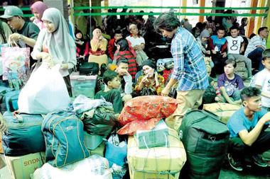 Ribuan penumpang menumpuk...