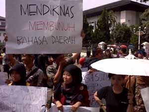 Guru bahasa daerah se-Indonesia...