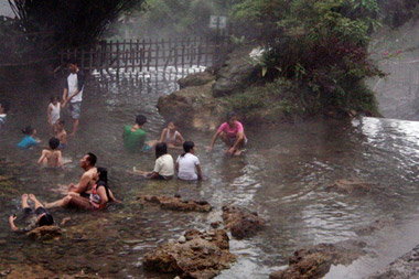 Ribuan cacing di Ciater...