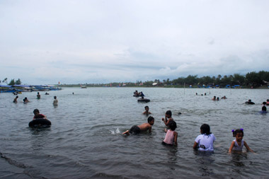 Pantai Glagah, dibanjiri...