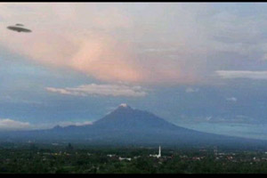 Penampakan UFO di Lereng...