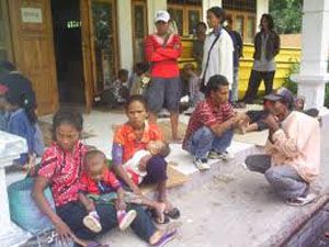 Bantuan tak datang,...
