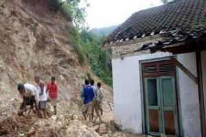 Longsor timbun 83 rumah...