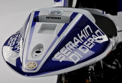 Rossi memberikan nafas...