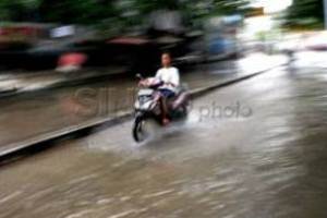 Banjir, sepeda motor...