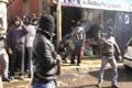 Demonstran bersenjata...