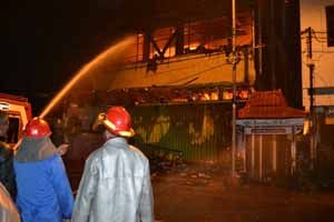 Api lahap ruko tiga...