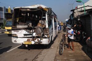 Tabrak truk, mahasiswa...