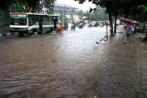 Hujan deras, kantor...