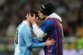 Messi pasrah dicium...