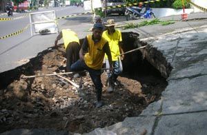 Jalan Kusumanegara ambles