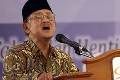 Habibie terima medali...