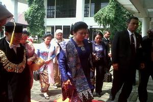 Hadang mobil Ani Yudhoyono,...