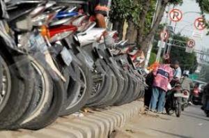 Bikin macet, parkiran...