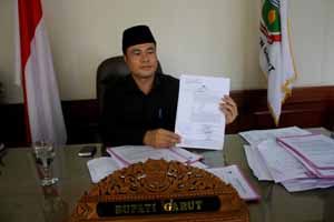 Ujang kaget dipecat...