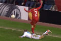 Luis Suarez injak punggung...