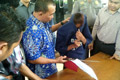 Ingin ponsel, bocah...