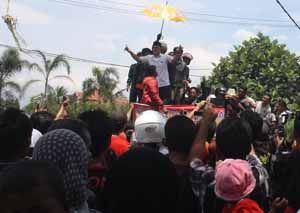 Ribuan pendukung Aceng...