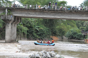 Xenia terjun ke sungai,...