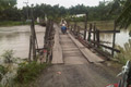 Jembatan ini siap merenggut...