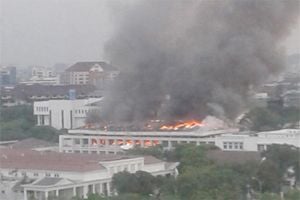 Gedung kebakaran, Mensesneg...