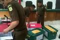 Sidang bom Beji, bahan...