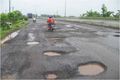 Jalan sejajar rel akan...