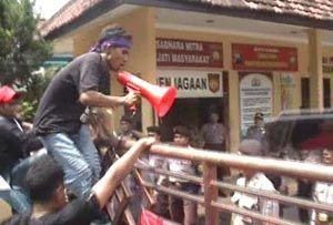 Demo Mahasiswa NTT di...