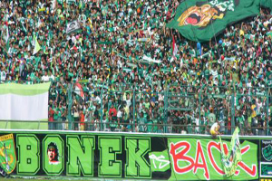 Persebaya ngotot melawan...
