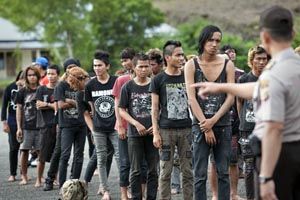 Punker di Blitar diburu...
