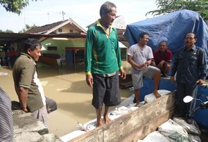188 Pintu tanggul Bengawan...