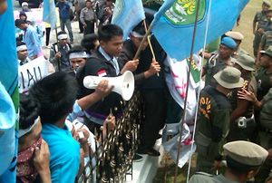 Mahasiswa usir Gubernur...