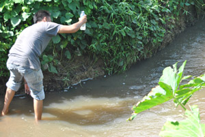 Kolam limbah sawit bocor,...