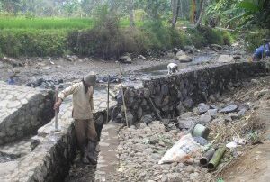 63 Km saluran irigasi...
